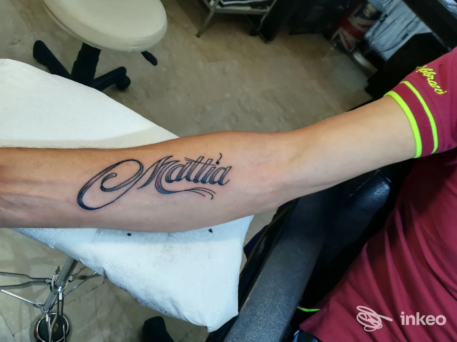 Tatuaggio in stile calligrafico con la scritta 'Mattia' sull'avambraccio, foto scattata in studio (Micky Tattoo Studio, Casalecchio di Reno).