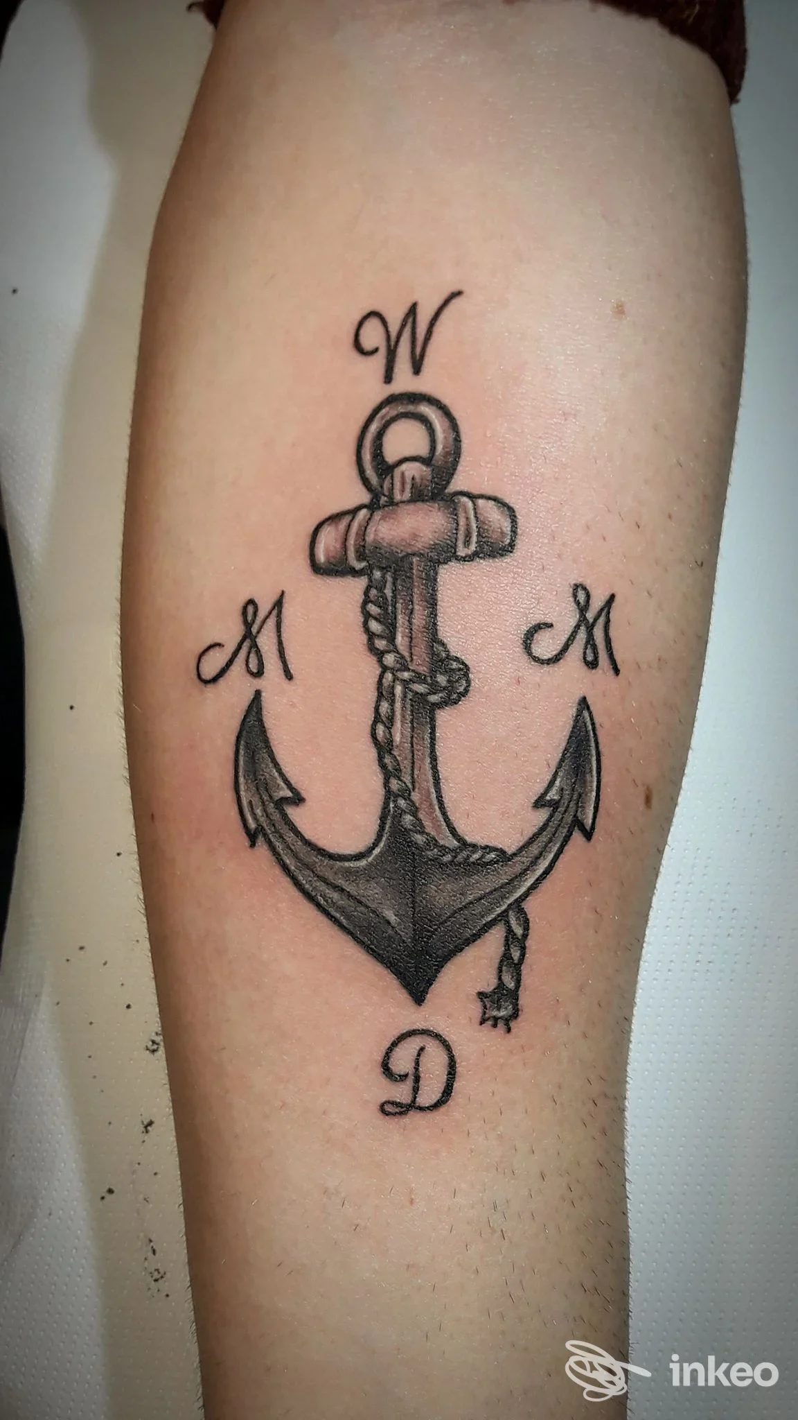 Tatuaggio di un'ancora nero con ombreggiature sull'avambraccio, realizzato presso Micky Tattoo Studio a Casalecchio di Reno.