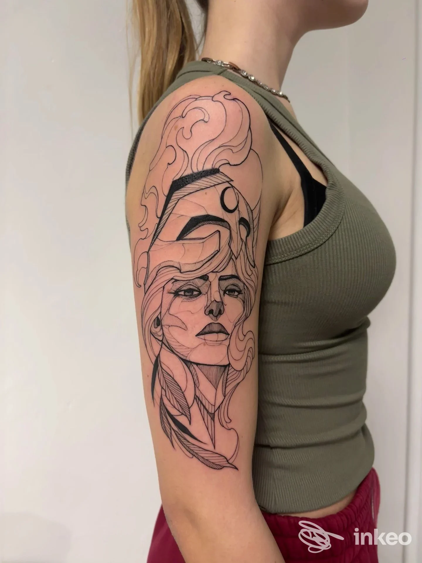 Tatuaggio lineare a inchiostro nero sul braccio superiore, foto fornita da Mattia Temel Tattoo Studio, Verona.