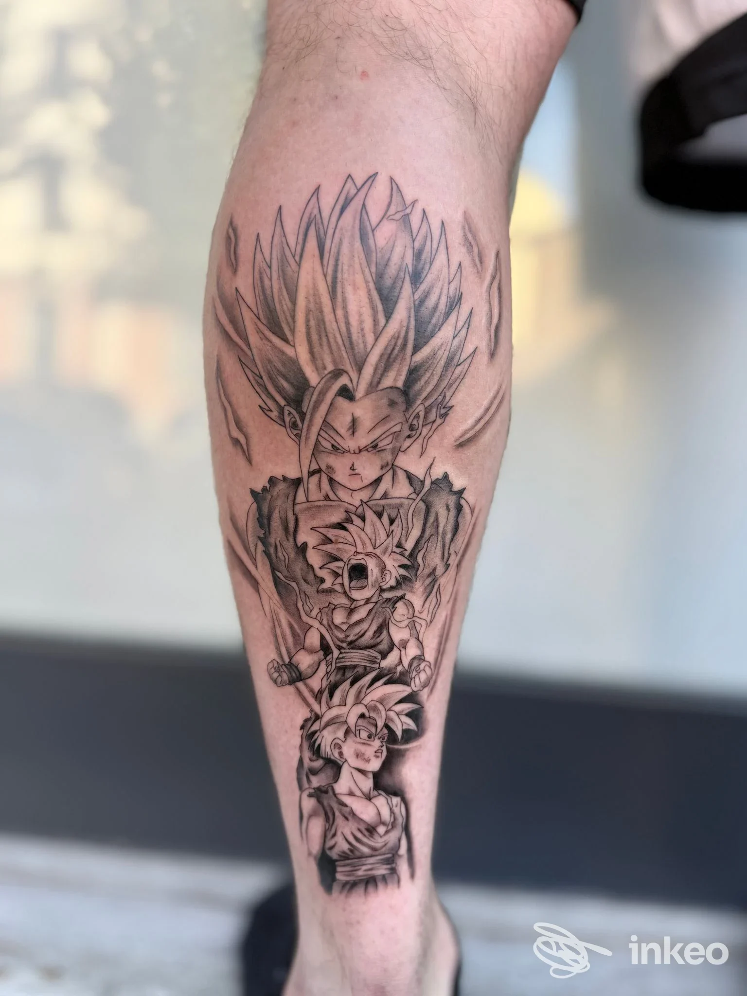Tatuaggio completo sulla parte inferiore del polpaccio raffigurante personaggi di Dragon Ball, realizzato in nero, con dettagli finissimi e ombreggiature. Cremona, studio Riccardo Scandolara.