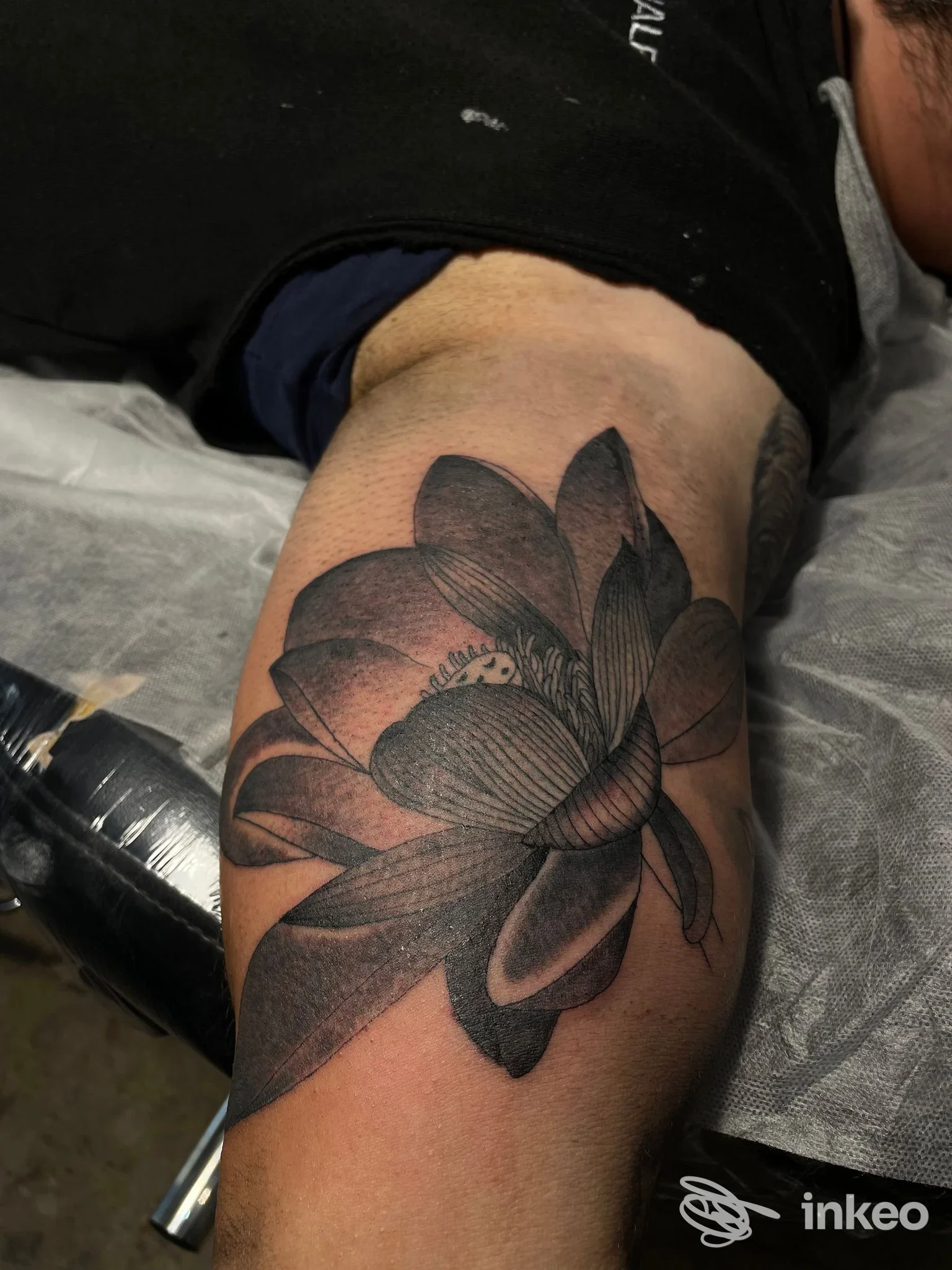 Tatuaggio su gamba raffigurante un grande fiore, realizzato sulla pelle; non è visibile nessun volto e non compaiono elementi di social media o schermi; studio Riccardo Scandolara, Cremona.