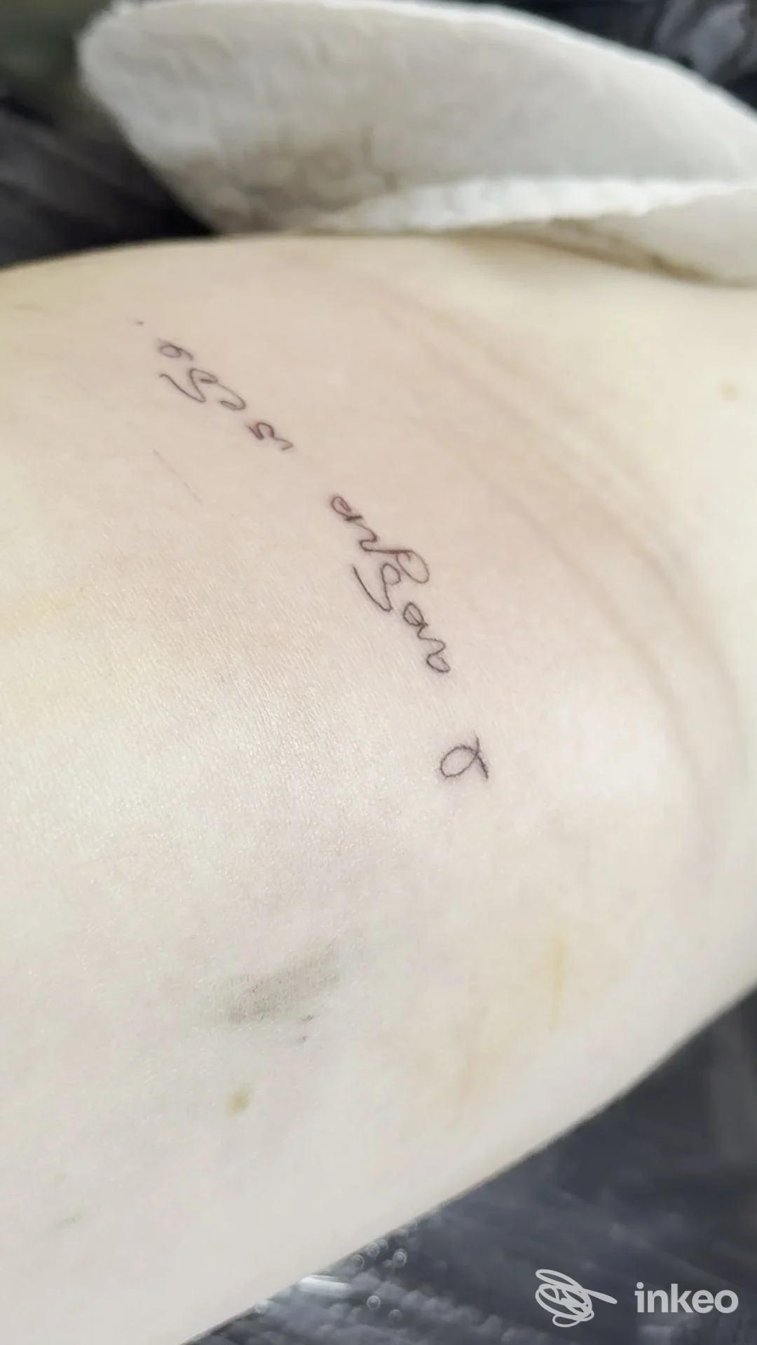 Tatuaggio a scritta sottile su pelle visibile, visibile senza volto; eseguito presso Porte Rouge Tattoo Studio