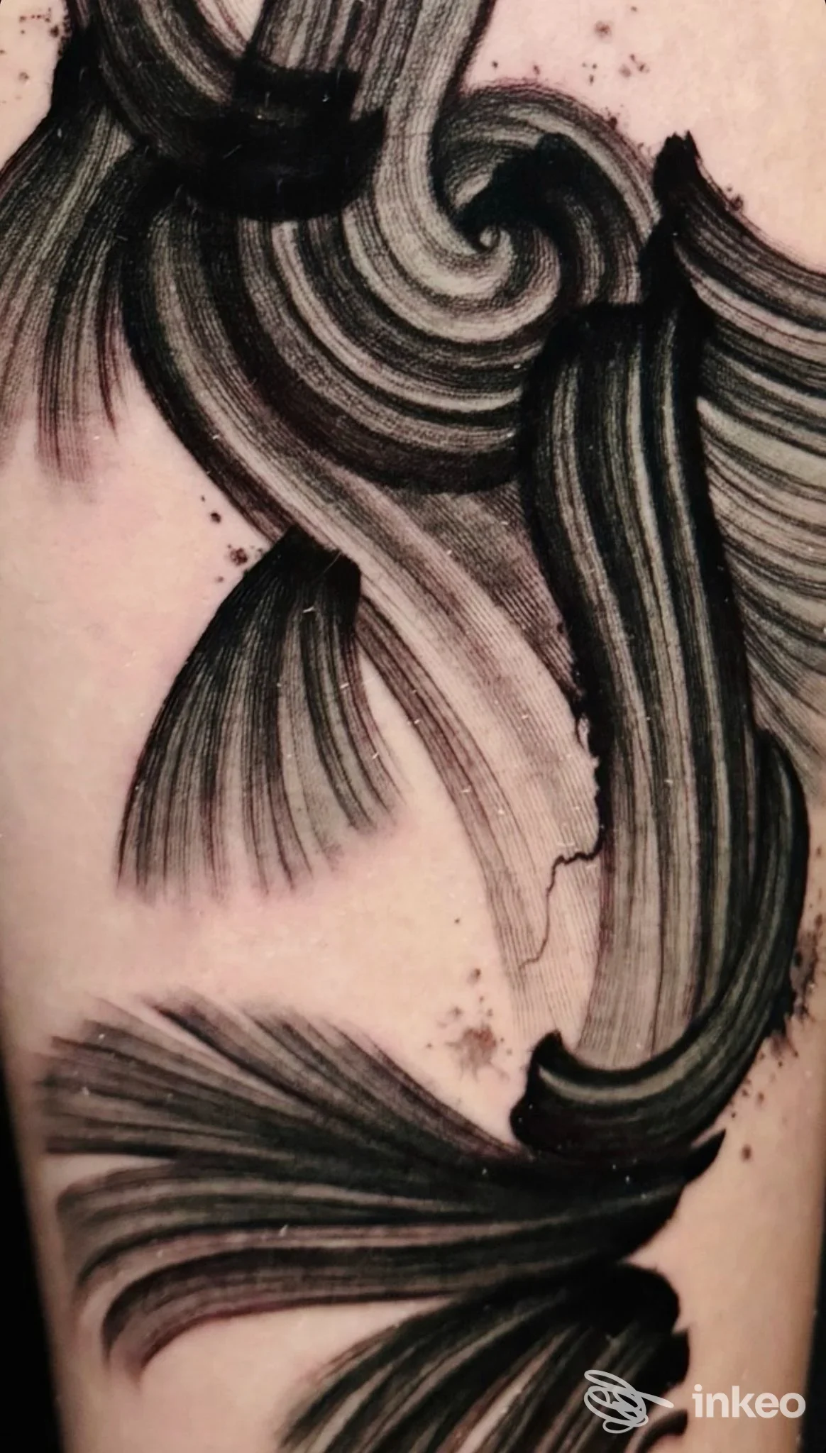 Dettaglio di un tatuaggio astratto realizzato su pelle presso Monnalisa Tattoo Studio a Bovisio-Masciago.