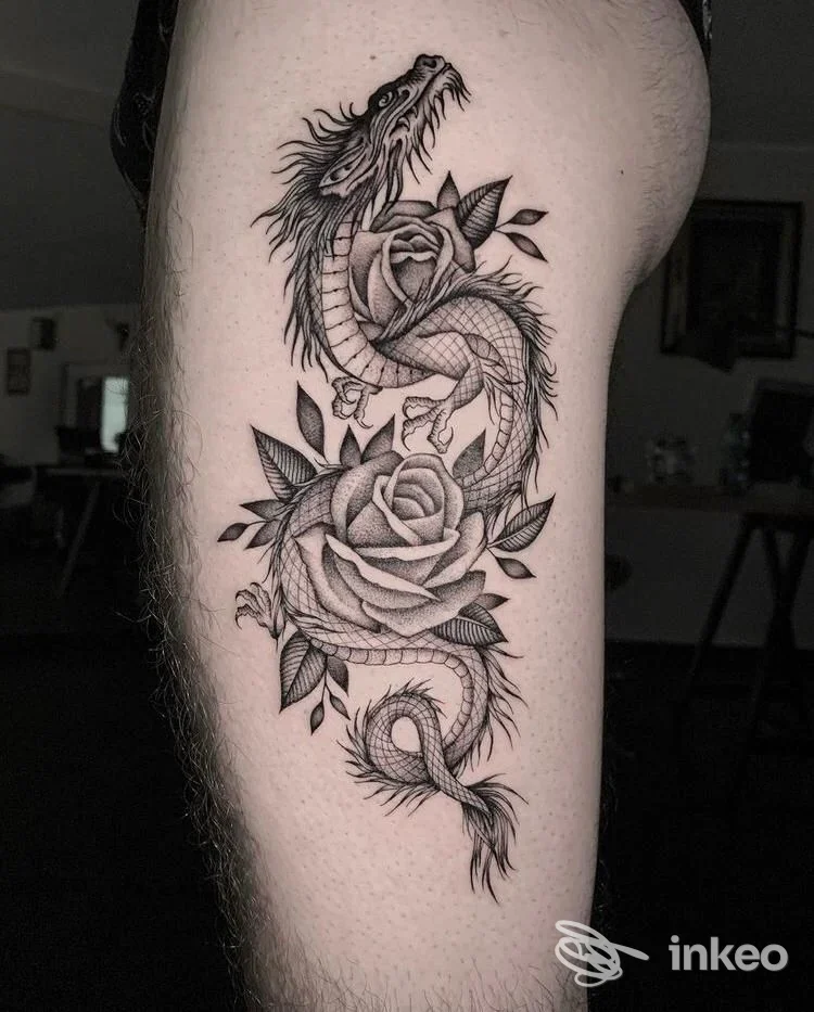 Tatuaggio su pelle raffigurante un drago e rose, posizionato sulla gamba; realizzato da Tattoo Parlour.