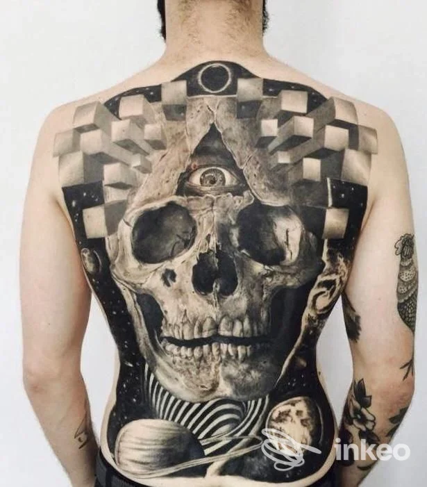Schiena di un uomo con tatuaggio dominante raffigurante un cranio realistico e motivi geometrici sui contorni, scena chiara.