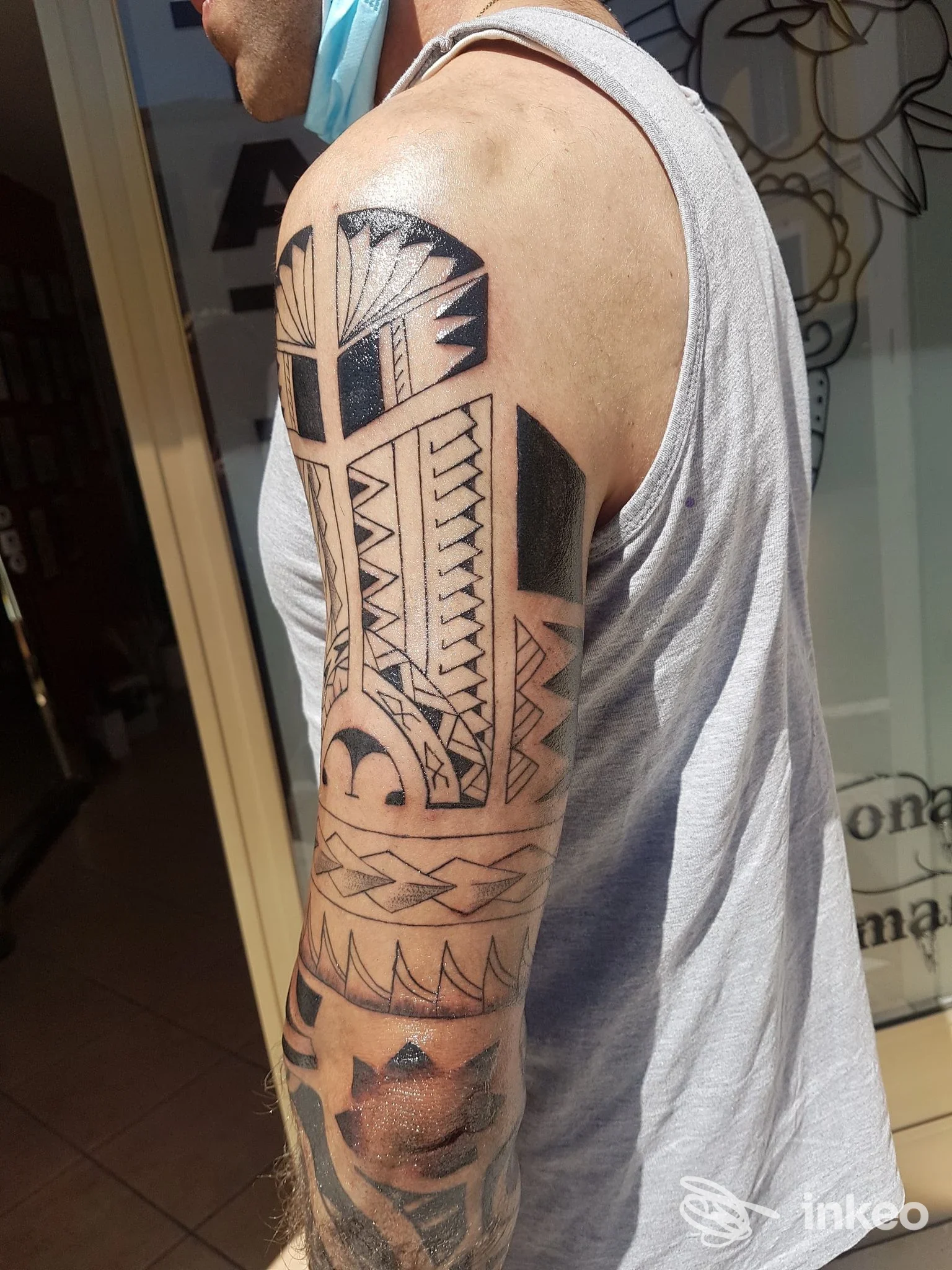Tattoo geometrico sul braccio di una persona, tatuaggio in nero con pattern lineari, visibile sull’avambraccio. Nessun overlay o testo visibile.
