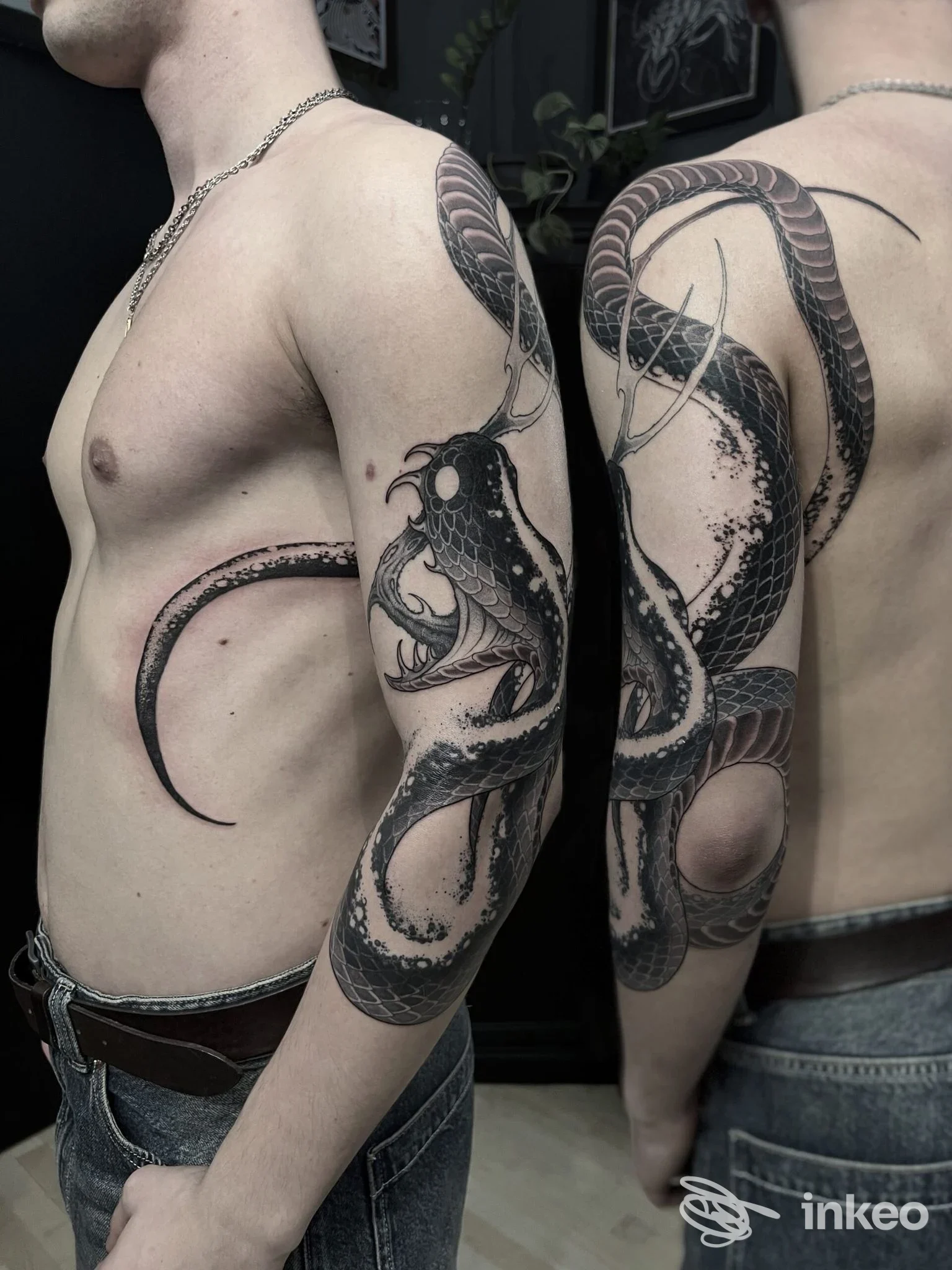 Tatuaggi su braccia di un uomo, due braccia nude con disegni di tentacolo/creatura marina in tonalità nere e grigio, realizzati sulla pelle; l’immagine mostra la parte anteriore e posteriore del braccio sinistro e destro.