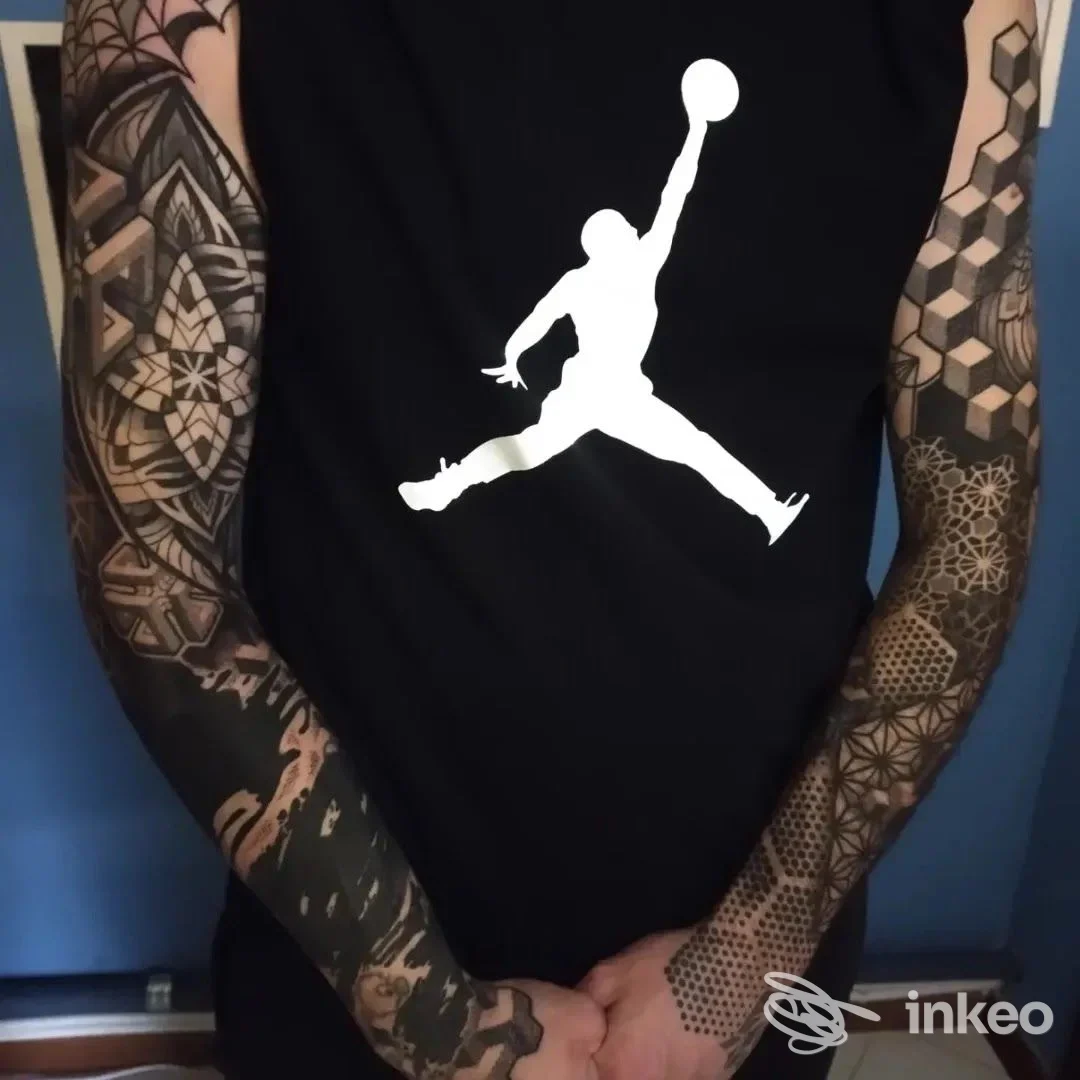 Braccia tatuate con motivi geometrici indossando una maglia nera; focus sui tatuaggi sulla pelle reale dell’avambraccio e braccia.