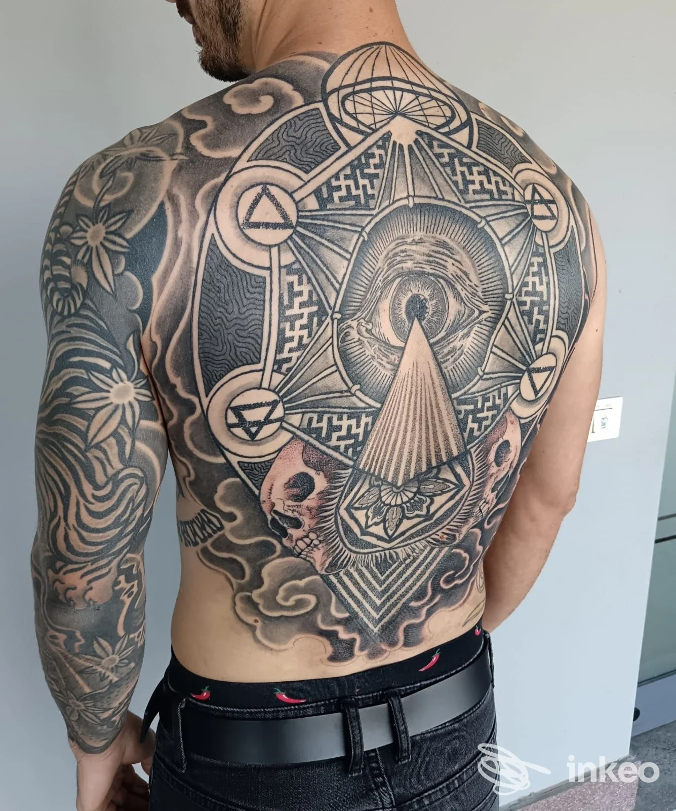 Tattoo geometrico molto dettagliato sul dorso e sull’avambraccio sinistro di un uomo, stile linework, senza elementi visivi promozionali.