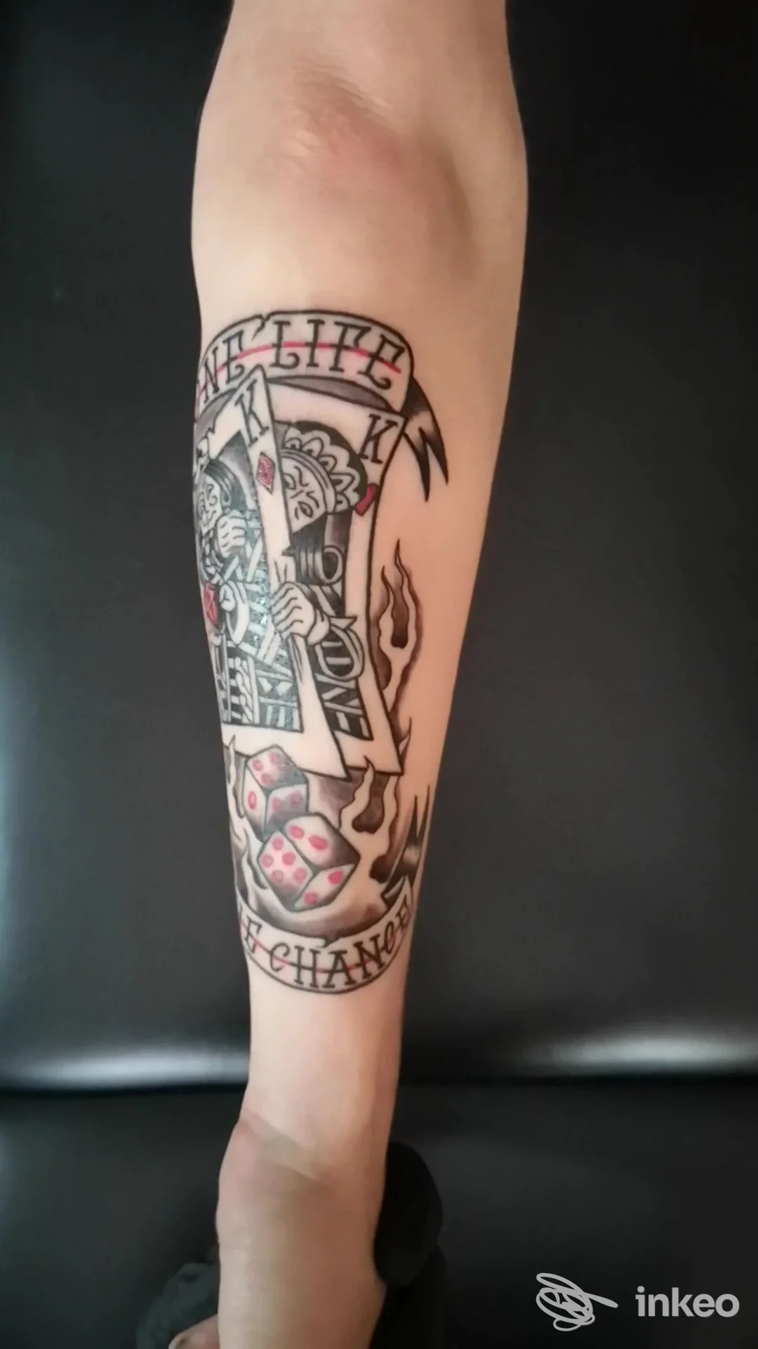 Tattoo visibile sull'avambraccio sinistro, stile tradizionale, contorni chiari e colore pieno, senza volto visibile.