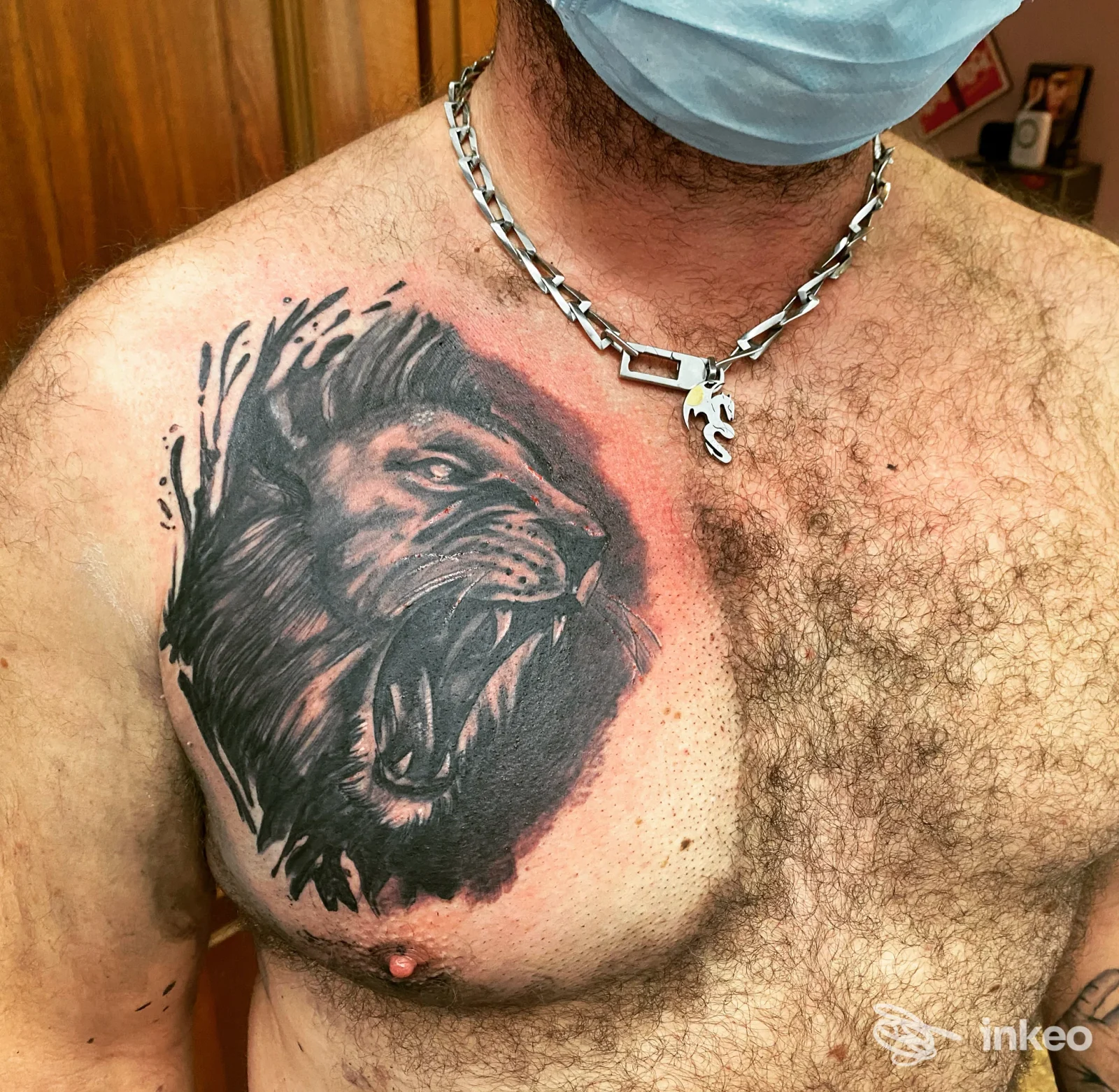Tattoo realistico su torace di una testa di gorilla, tonalità scure, senza overlay social e senza immagine su schermo.