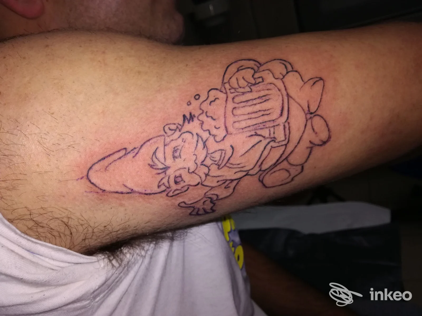 Tatuaggio in corso sull'avambraccio, linework di un disegno stilizzato in fase di inchiostro, senza colori, visibile la pelle e i lineamenti della pelle.