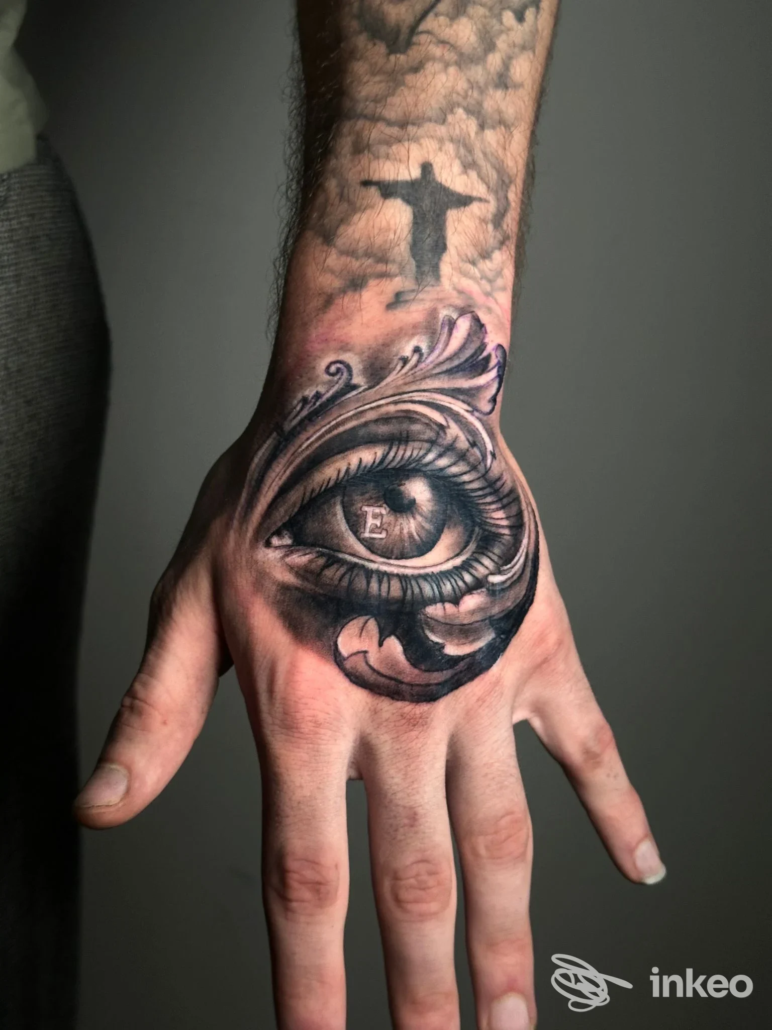 Tattoo sul dorso della mano e sull’avambraccio raffigurante un occhio realistico, senza viso completo. Studio Cattivi maestri-Inkarma Sesto.