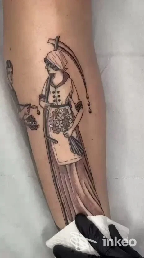 Tattoo raffigurante una figura femminile in abito lungo sull’avambraccio, realizzato direttamente sulla pelle, senza volto visibile.