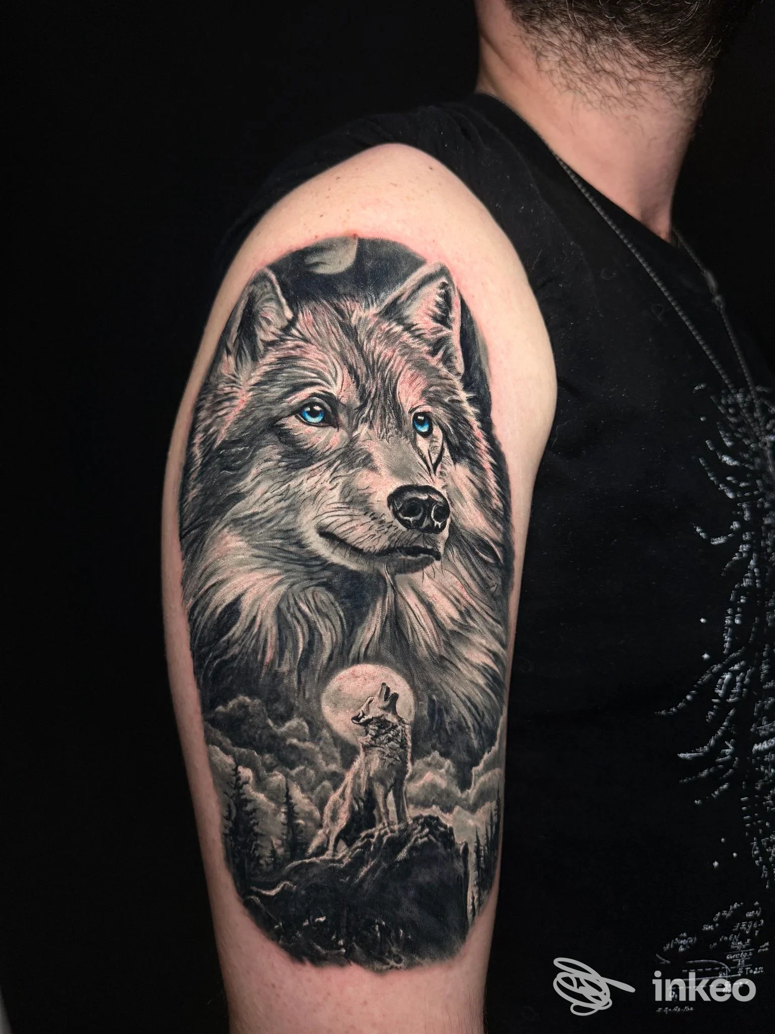 Tattoo realistico sull’avambraccio raffigurante un lupo con sfondo scuro, senza volti visibili e senza elementi provenienti da social media.