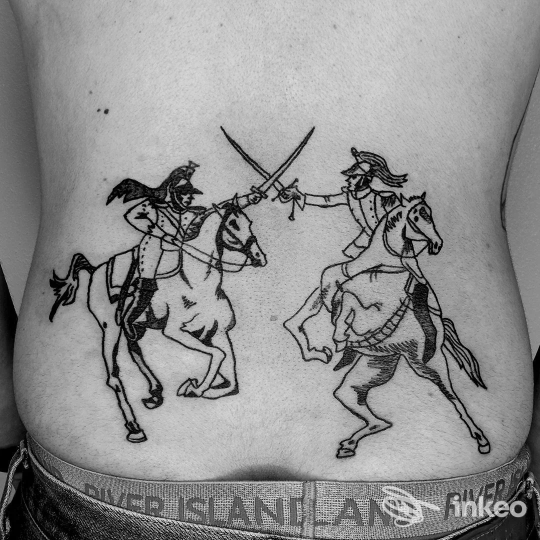 Tatuaggio raffigurante due cavalieri a cavallo che si fronteggiano con spade, situato sulla parte bassa della schiena della persona.