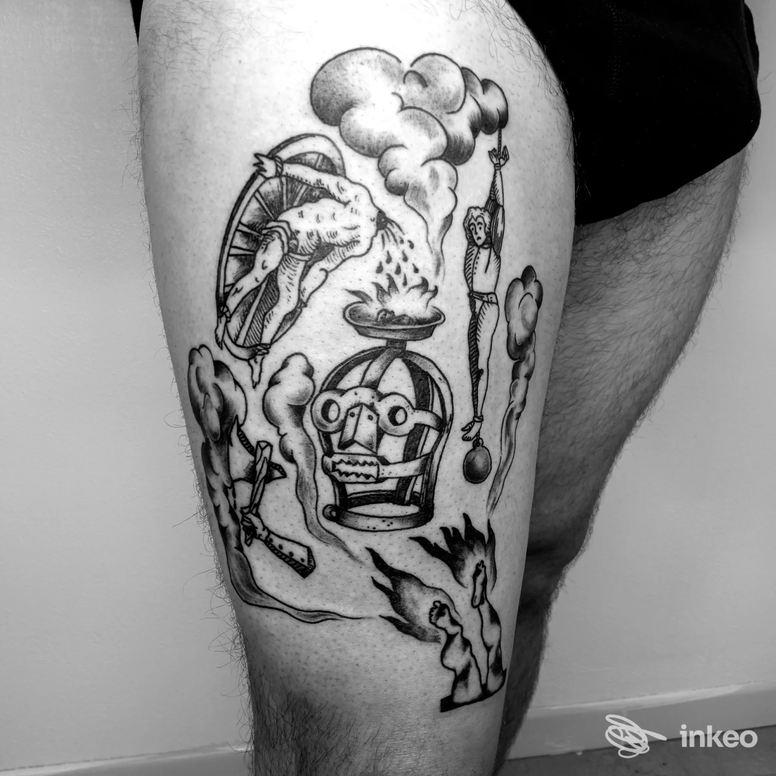 Tattoo in bianco e nero sulla coscia, rappresenta una composizione di elementi decorativi e una lampada; nessuna persona visibile.