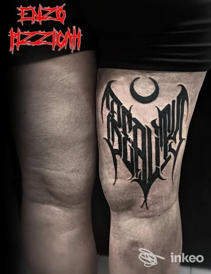 Tattoo su coscia di una persona, motivo in stile black metal con linee pungenti, su sfondo scuro, senza testo o elementi di social media.