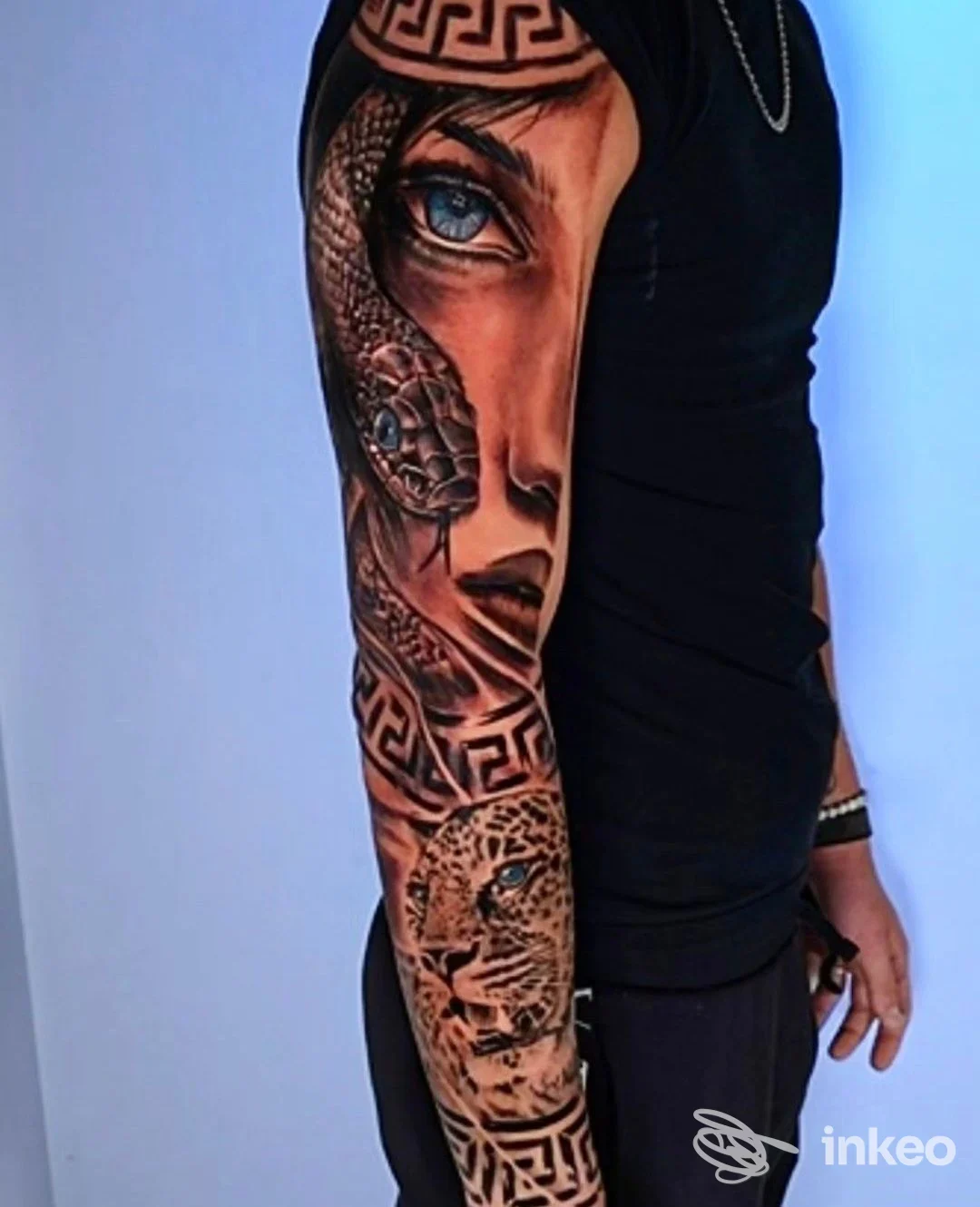 Tatuaggio realistico sull'avambraccio che raffigura un volto femminile e una leonessa in stile grafico, con pattern geometrici; tattoo eseguito sulla pelle reale nello studio White Ink Studio, Locate Varesino.