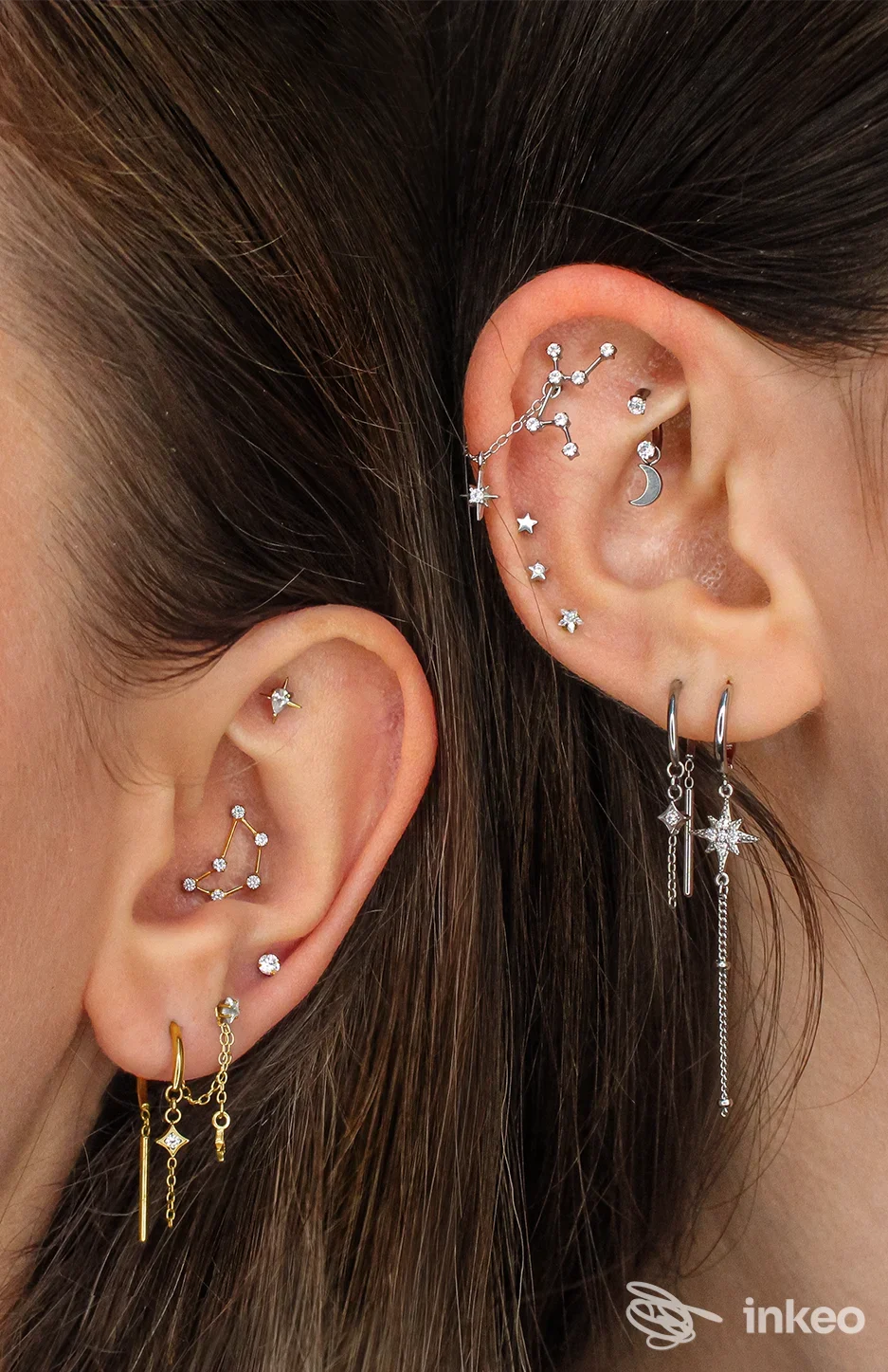 Orecchie di una persona con vari piercing: chiral look con orecchini dorati e d'argent, più piercing verticali e catene; primo piano su orecchie sinistra e destra.