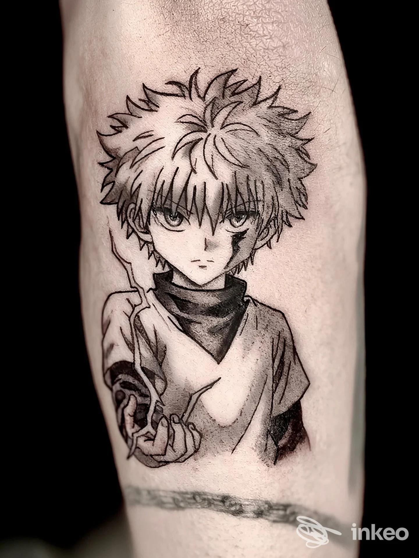 Tattoo a indirizzo manga su avambraccio sinistro, ritratto di un personaggio con capelli spiky che alza una mano con un oggetto. realizzato in bianco e nero, stile linework pulito, su pelle umana.