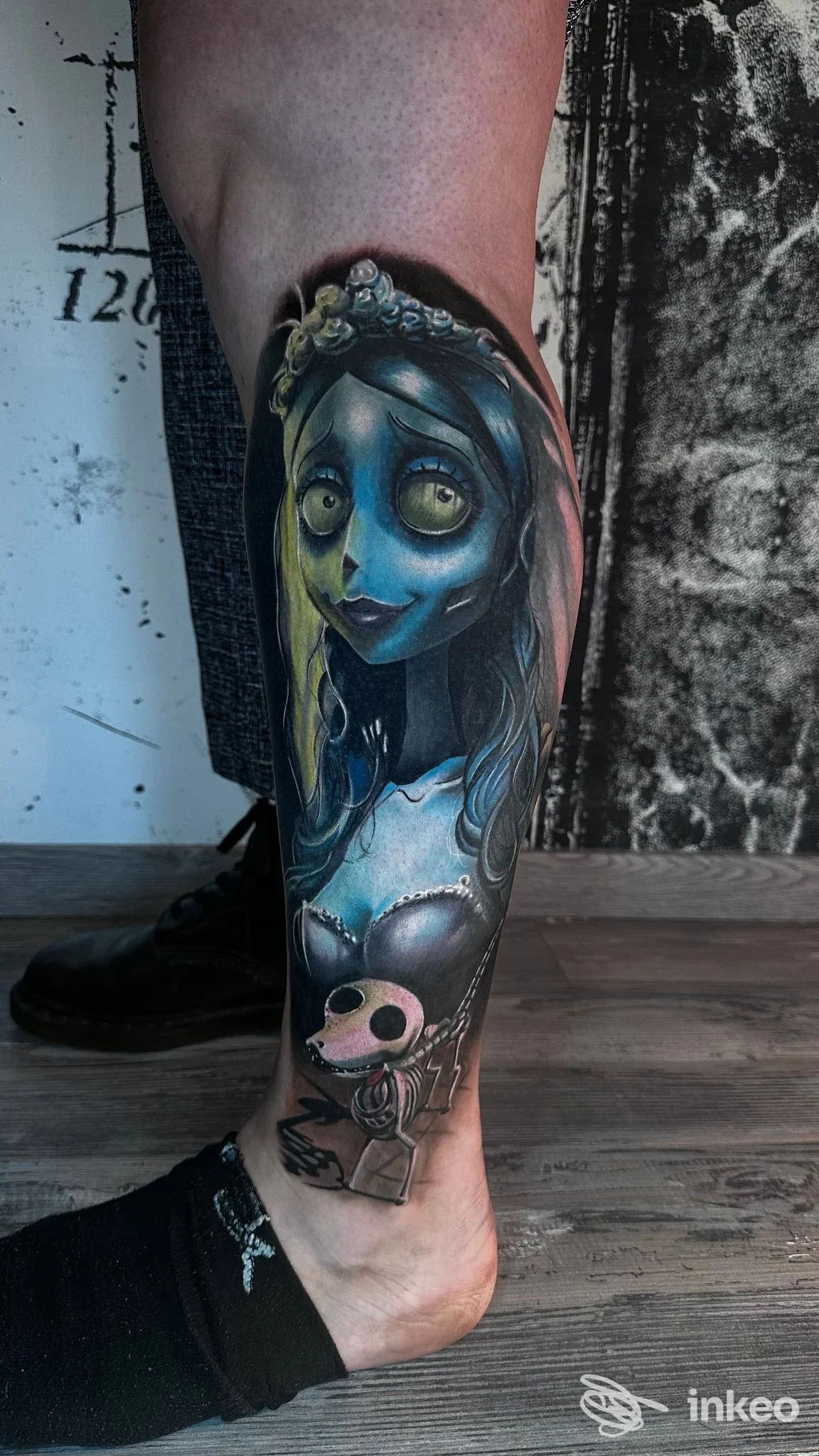 Tattoo a colori su polpaccio raffigurante una figura femminile blue, con contorni nitidi e sfumature intense; nessun testo o watermark visibile.
