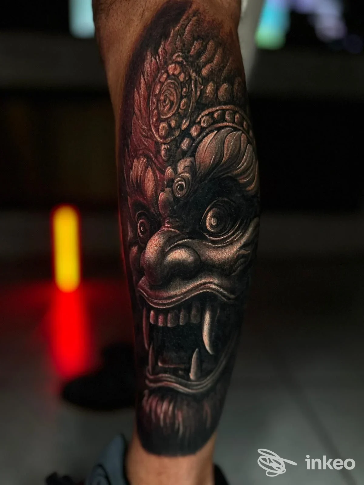 Tattoo visibile su gamba di una creatura demoniaca, contorni scuri e dettagliaturosi, scatto in controluce.