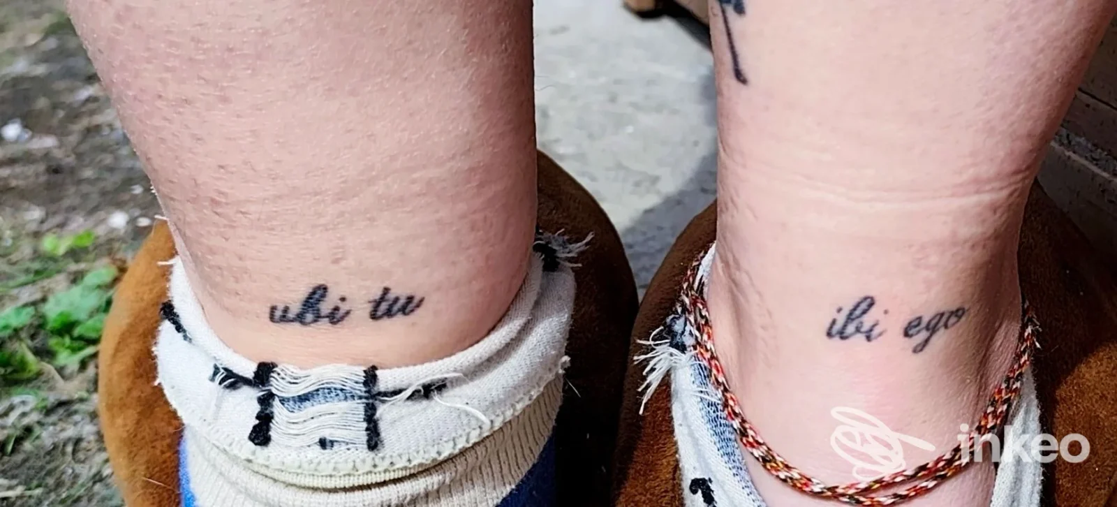 Due tatuaggi alle caviglie: testo in corsivo 'ubi tu' sul piede sinistro e 'ibi ego' sul destro, visibili su pelle. servizio presso Io Tattoo Studio, Cornaredo.