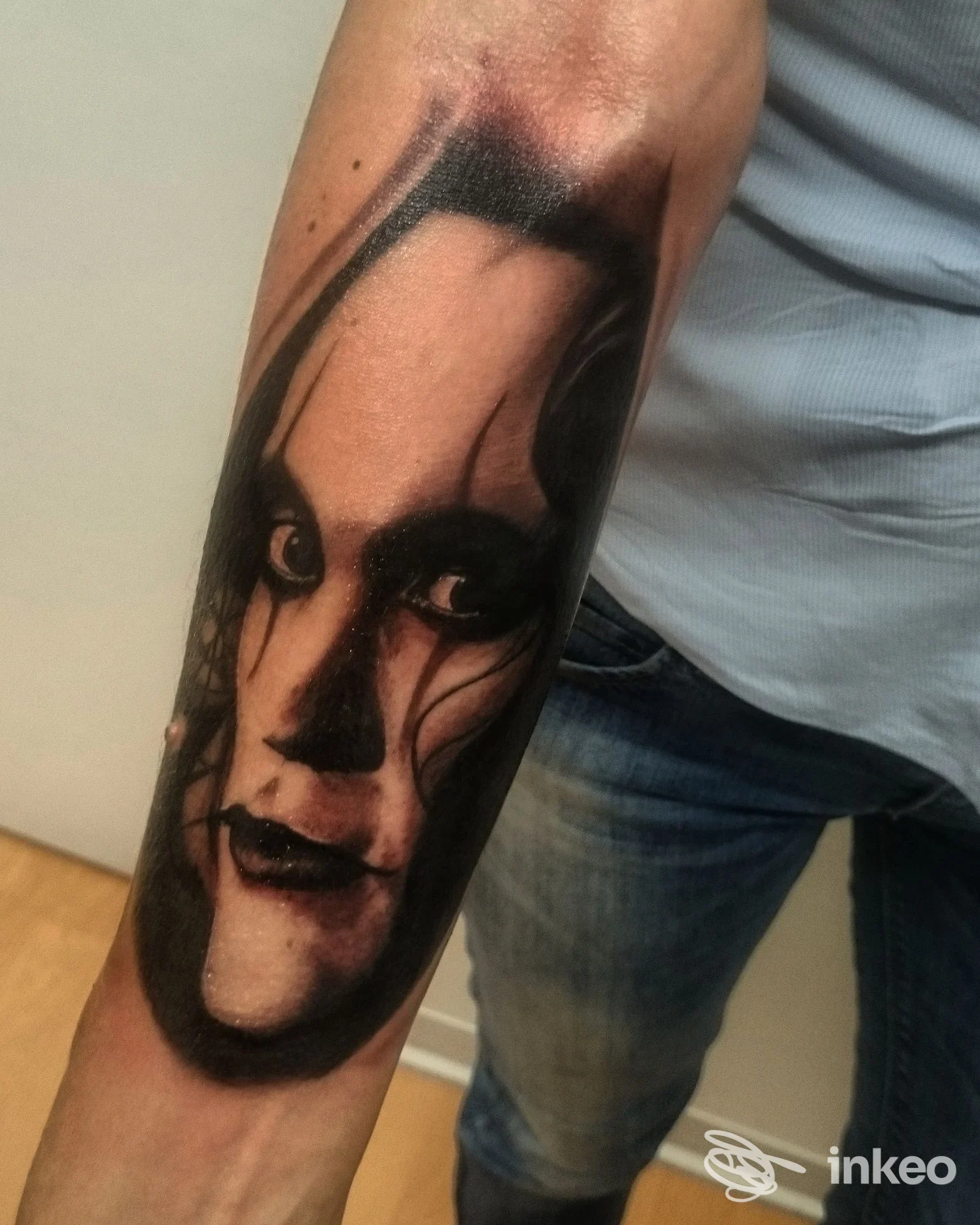 Tatuaggio realistico in bianco e nero di un volto su avambraccio, realizzato dallo studio One Way Tattoo a Usmate Velate.