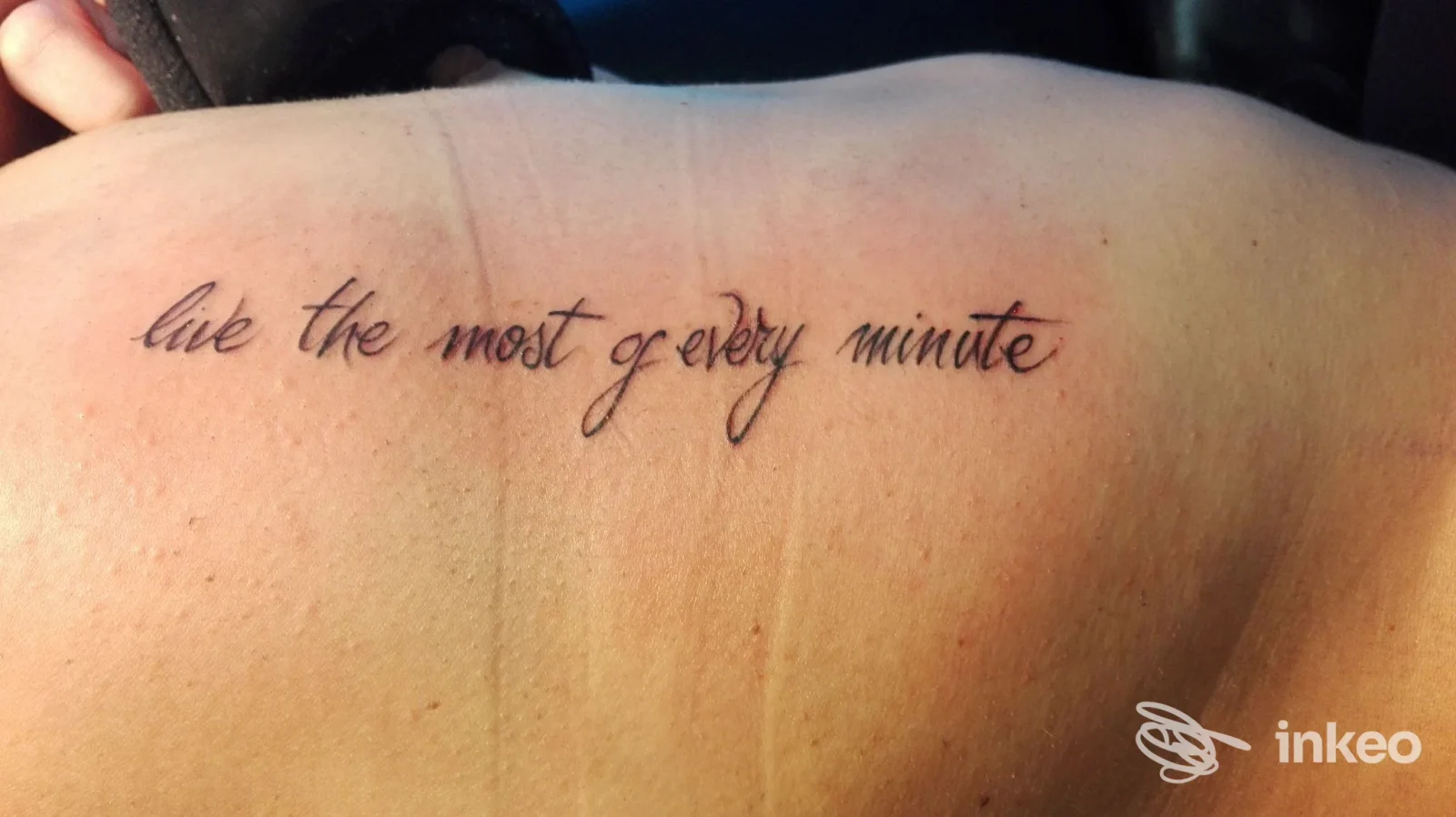 Tattoo testuale sul braccio, scritte eleganti in corsivo, realizzata sulla pelle, visibile senza volto o intrusione di watermark. Studio Shark Tattoo a San Giuliano Milanese.