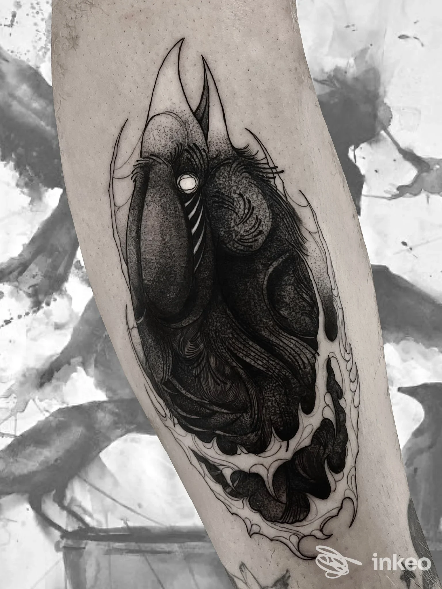 Tattoo visibile sul braccio, grande motivo nero/grigio con shading, senza volto umano visibile, pezzo unico su pelle.