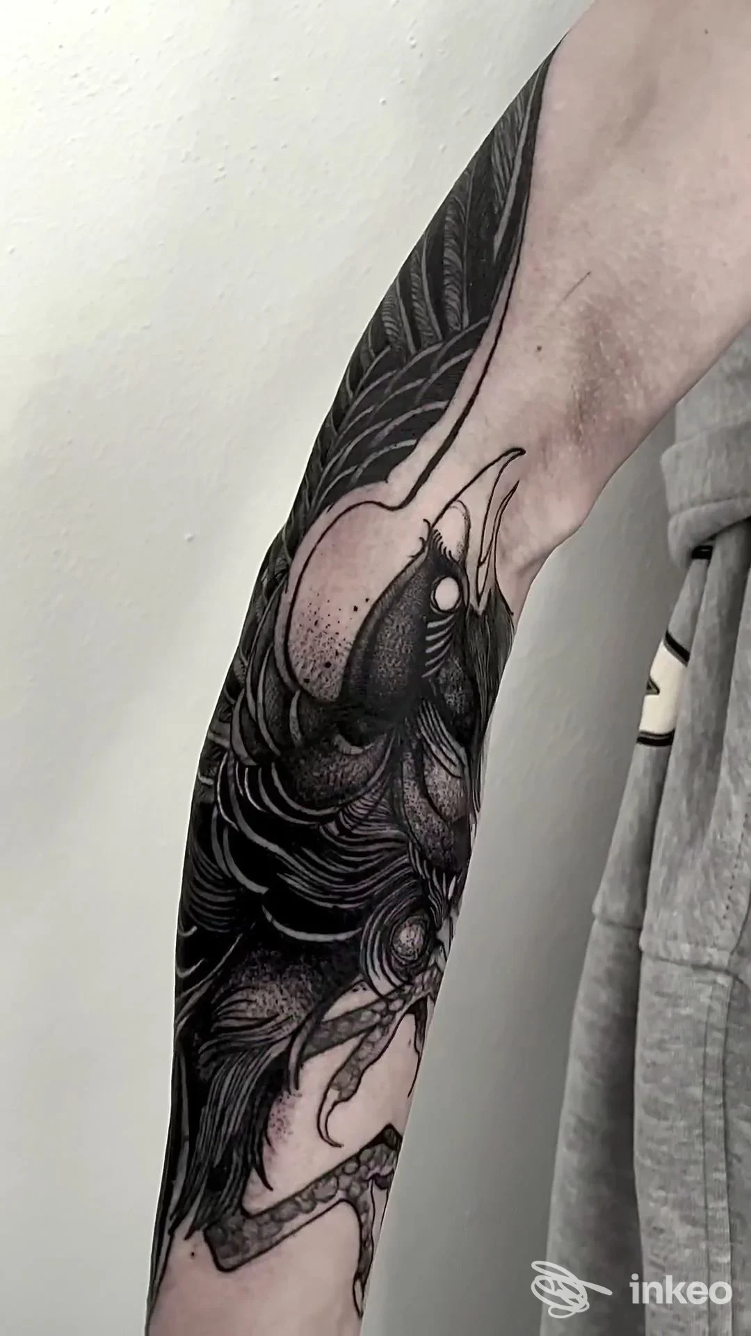 Tatuaggio a maniche lunga sul braccio sinistro, in stile composto da motivi scuri su pelle. L’immagine mostra solo l’avambraccio senza volti né elementi promozionali.