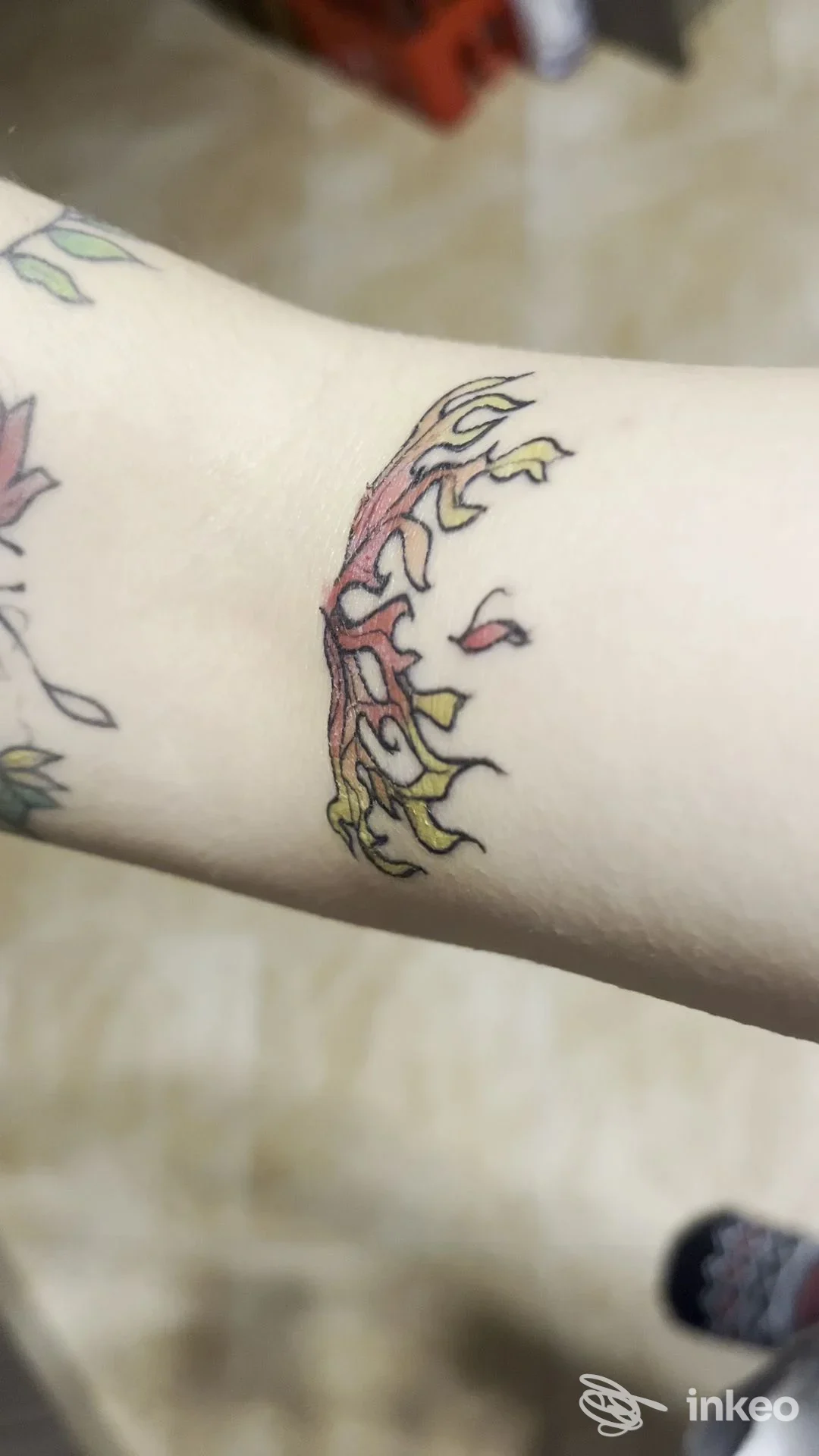Tattoo colorato sull’avambraccio, visibile in primo piano, senza volto umano.
