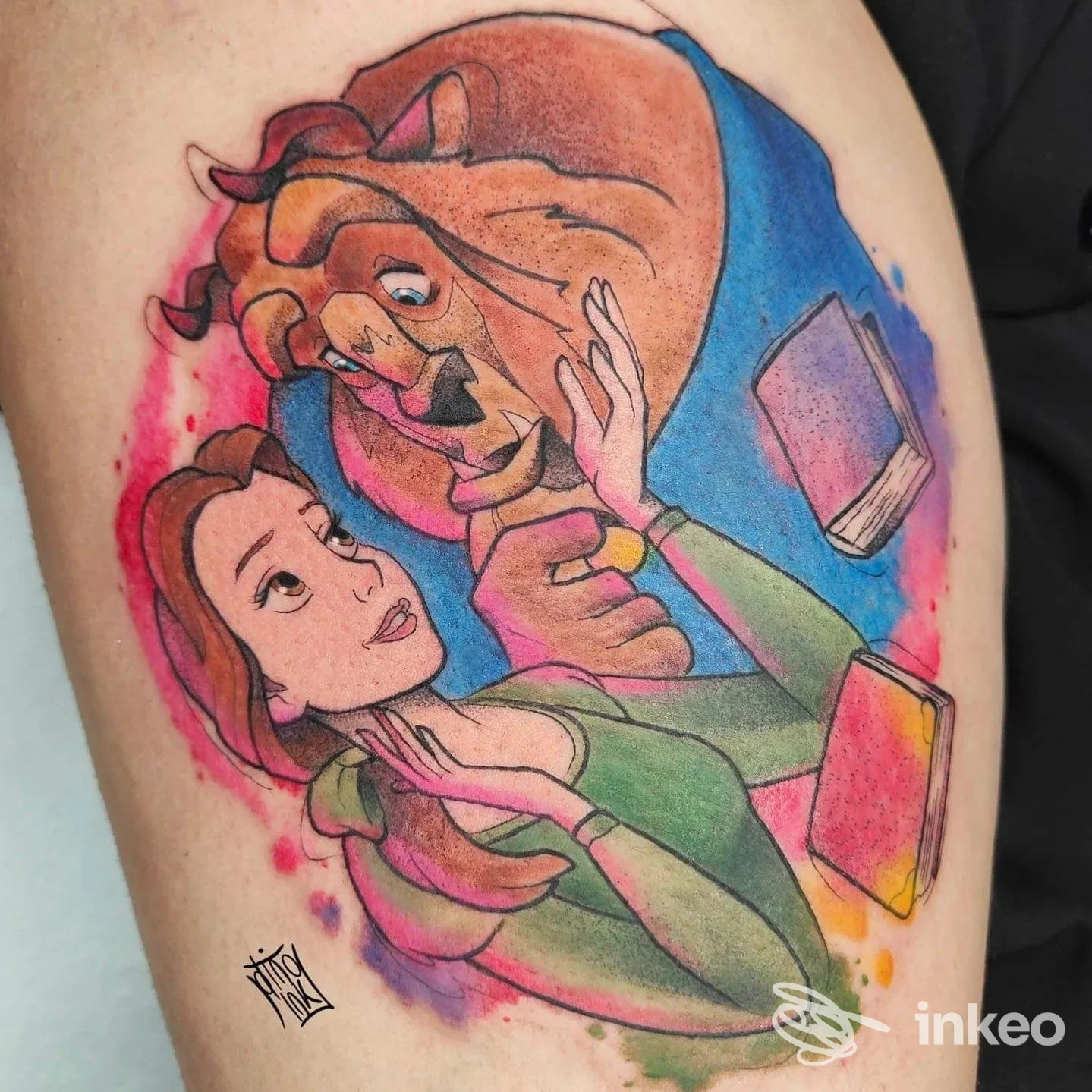 Tatuaggio colorato su pelle raffigurante i protagonisti della Bella e la Bestia, situato sul braccio, stile cartoon.