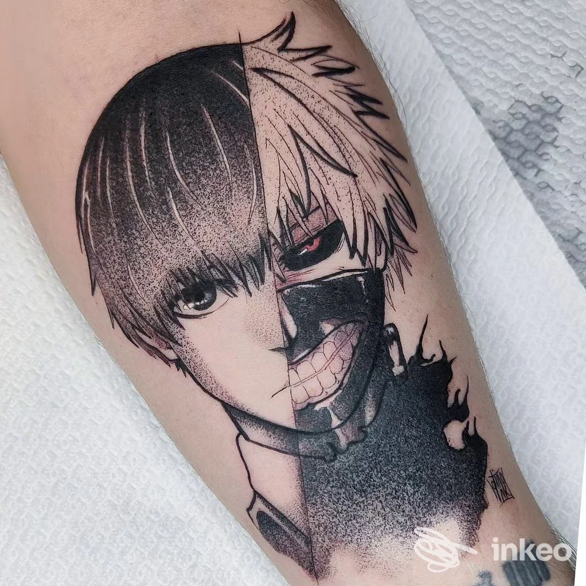 Tattoo realistico su pelle raffigurante volto diviso a metà in stile manga sull'avambraccio, senza watermark o testo promozionale.