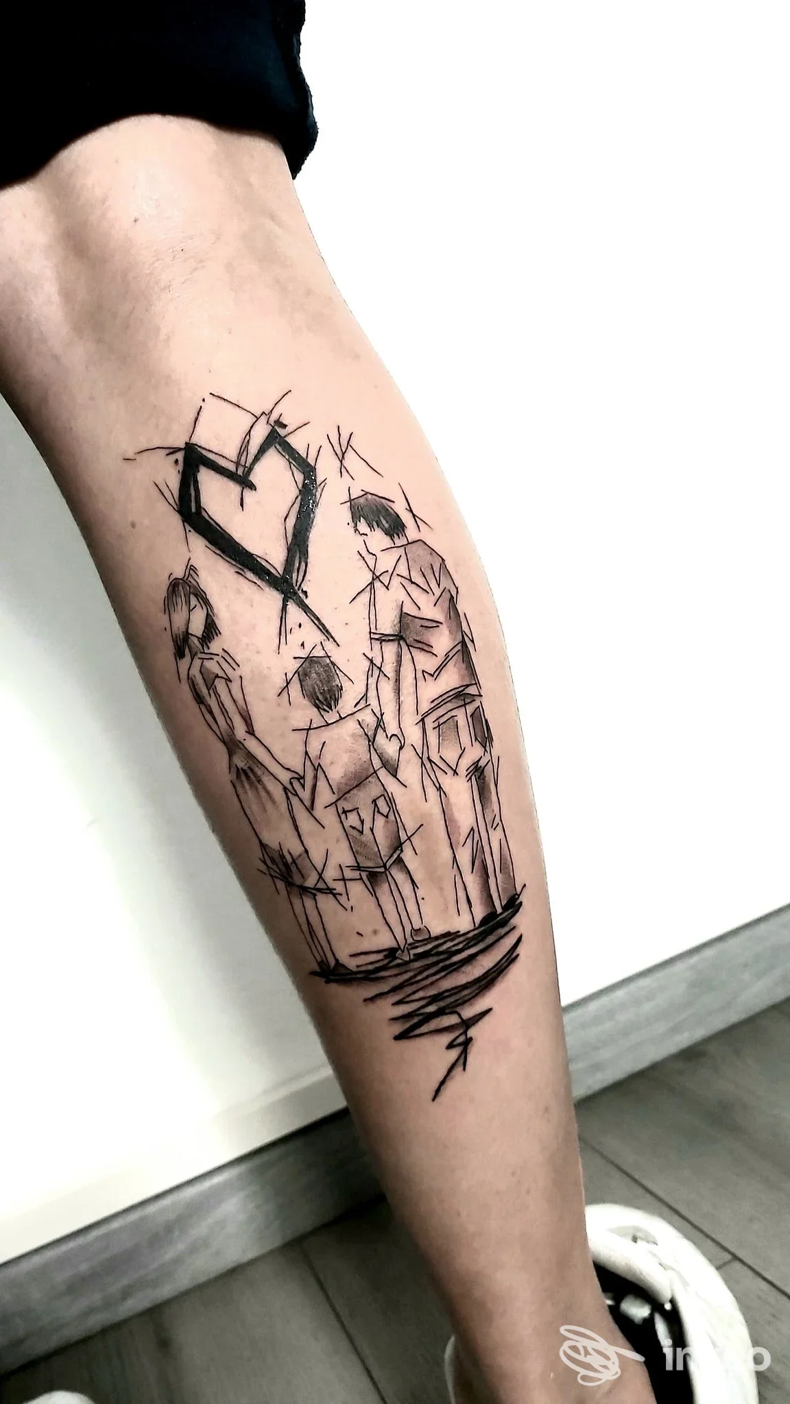 Tattoo su gamba di una persona: cuore stilizzato con geometrie e schizzi neri su pelle. messaggio visivo chiaro di un tatuaggio reale.