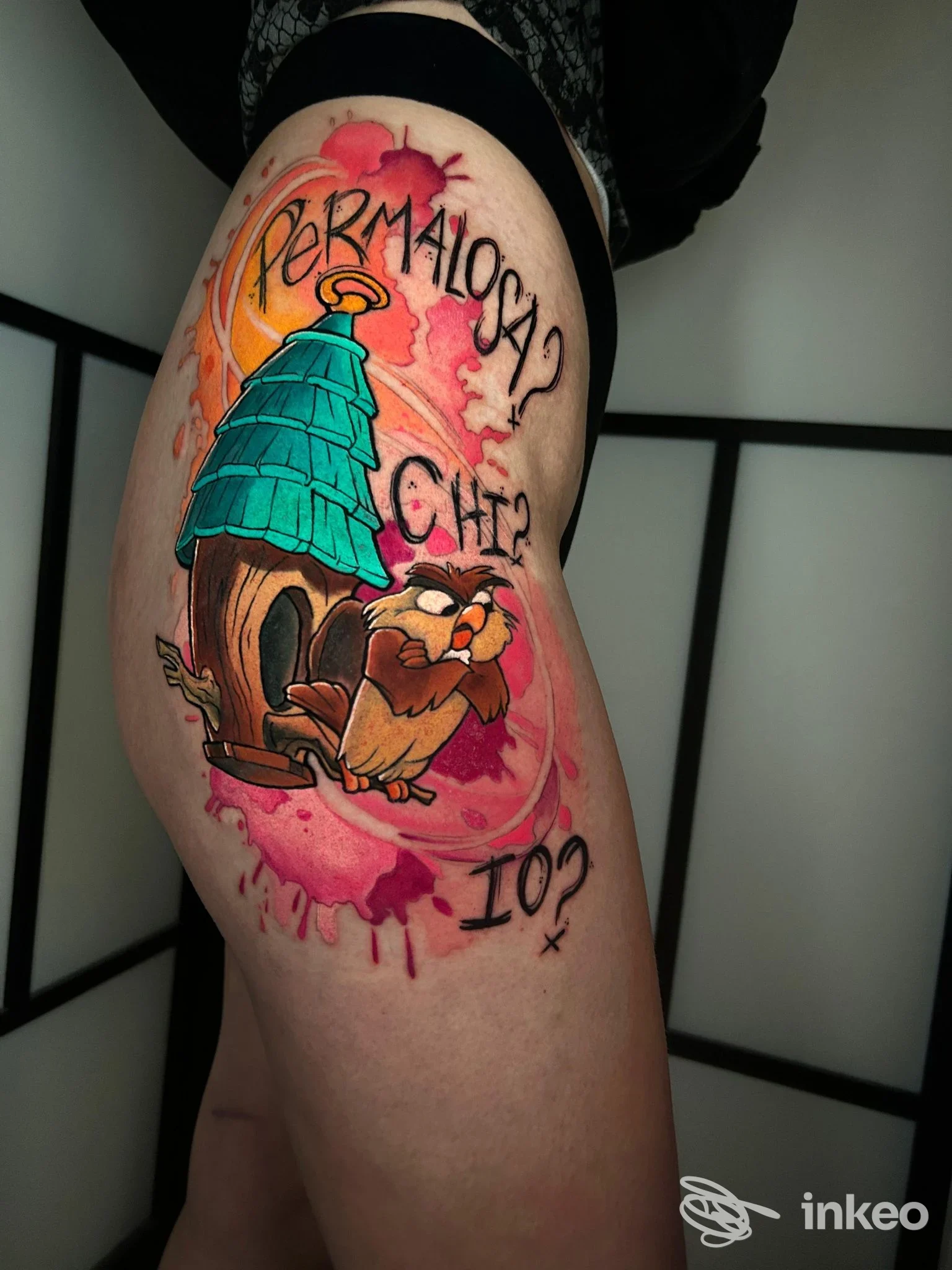 Tattoo colorato sulla coscia sinistra raffigurante una casa a forma di albero, un uccello e uno sfondo rosa, realizzato su pelle reale.