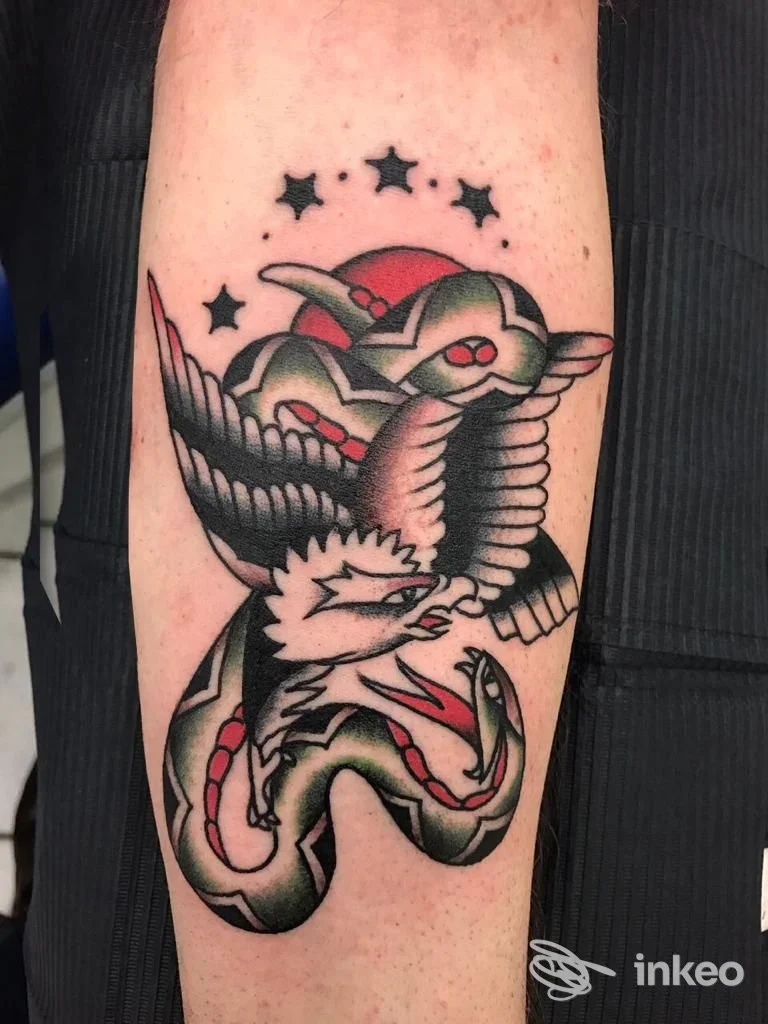 Tatuaggio sul braccio raffigurante un uccello e un serpente con stelle sullo sfondo, disegno in stile tradizionale.