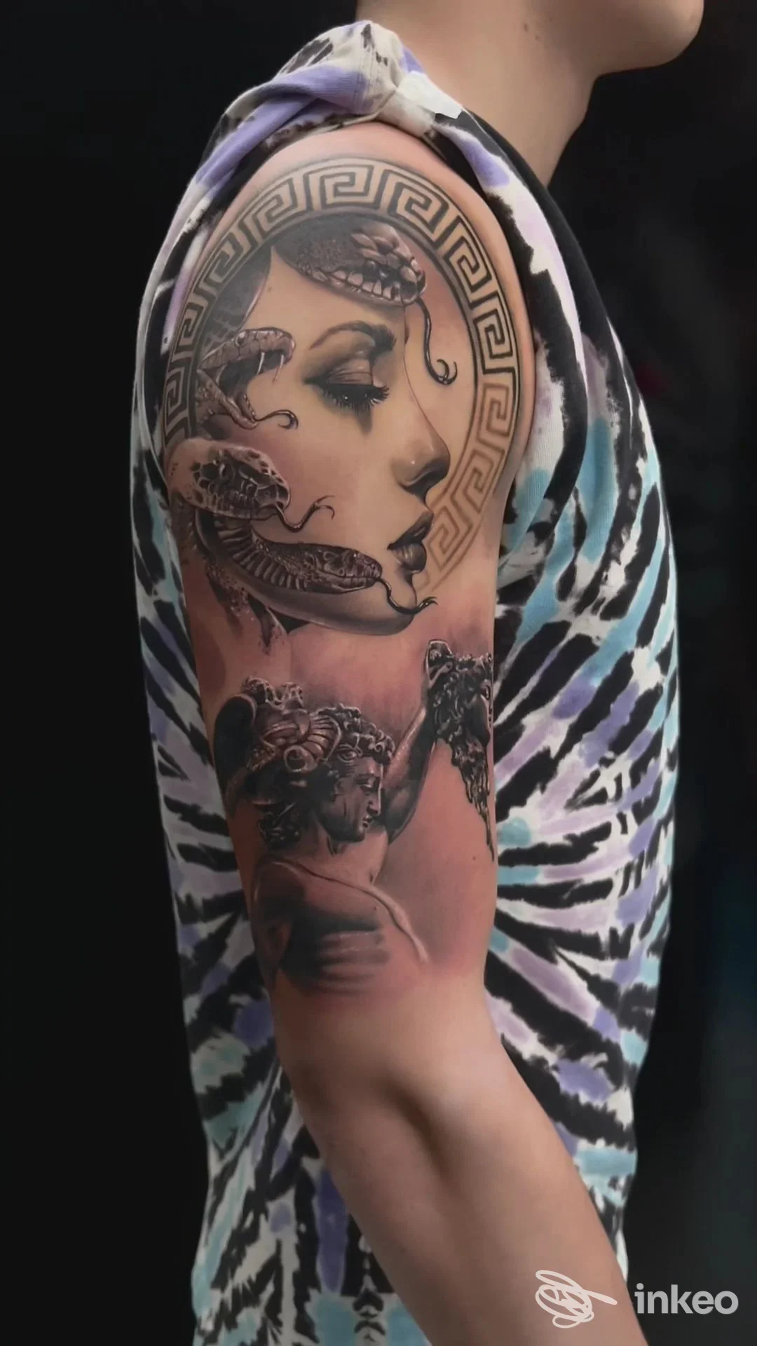 Tattoo sul braccio raffigurante un ritratto femminile incorniciato da una cornice circolare, con sfumature nere e dettagli decorativi.